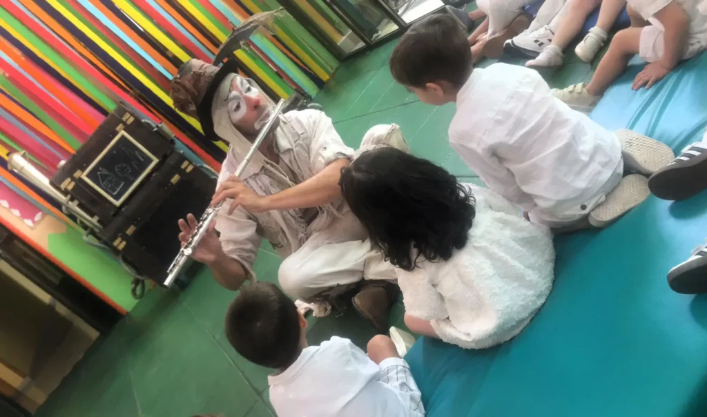 actuación de Clownómadas para los coles
