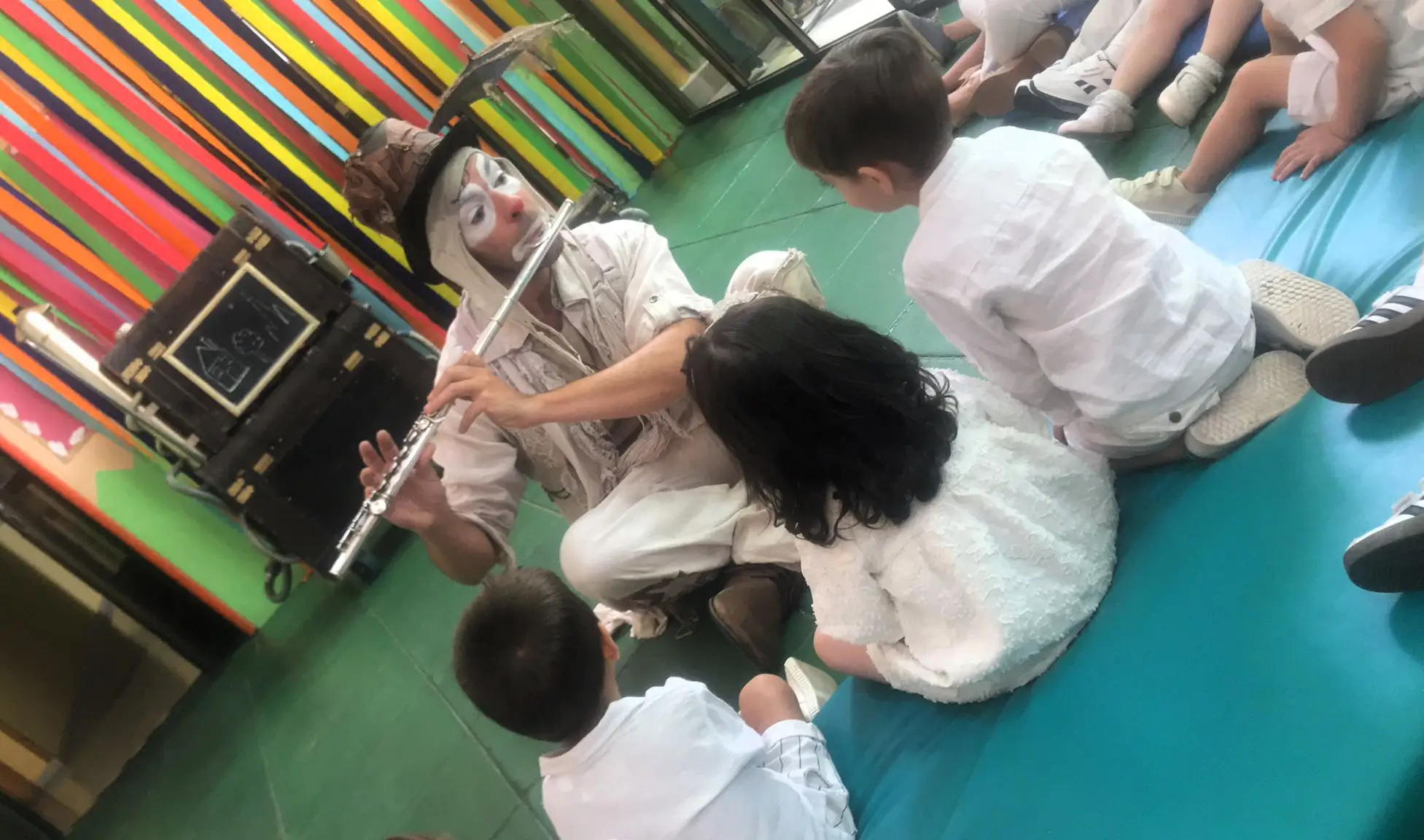 actuación de Clownómadas para los coles